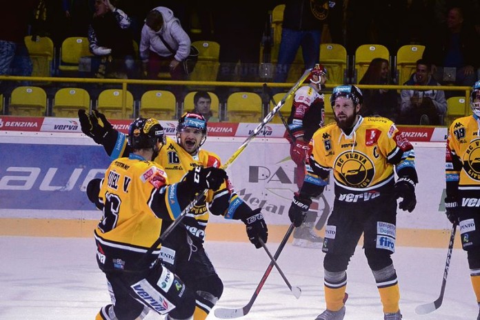 web_hokej-litvinov-vyhral-uz-posedme-v-rade