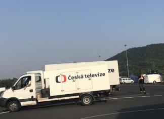Na autodromu se závodilo i v noci – kvůli natáčení seriálu