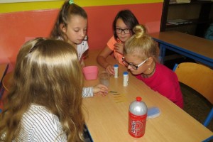 MV_170921_UK_Zaci ze ZS Velke Brezno v akci_zjistuji pH vody