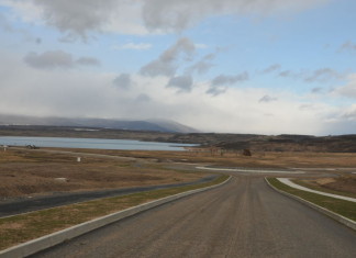 Stavby u jezera pokračují, podmínky v prostoru bývalého lomu ale stavbařům komplikují práce