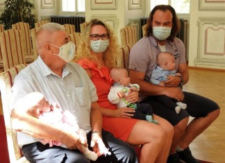 Trojčátka byla slavnostně přivítána