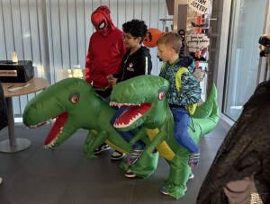 Nekdo priletel jako Spiderman, jini zase prijeli na dinosaurech