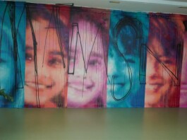 Obyčejná školní zeď se proměnila v galerii barev, emocí a inspirace