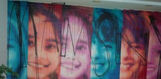 Obyčejná školní zeď se proměnila v galerii barev, emocí a inspirace