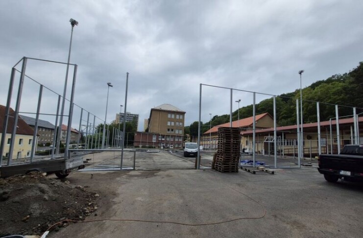 Práce na hřišti u litvínovské sportovky pokračují