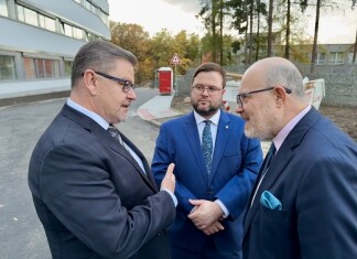Ministr zdravotnictví Vlastimil Válek v rámci návštěvy Ústeckého kraje ocenil modernizaci nemocnic Krajské zdravotní a diskutoval možná řešení přesčasové práce lékařů