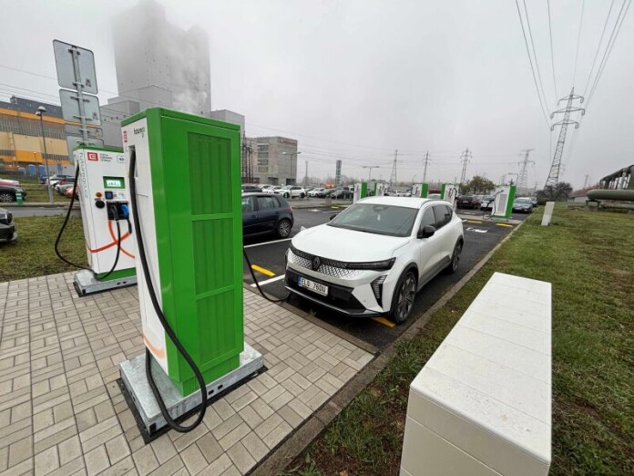 Na parkovisti pred Elektrarnou Ledvice