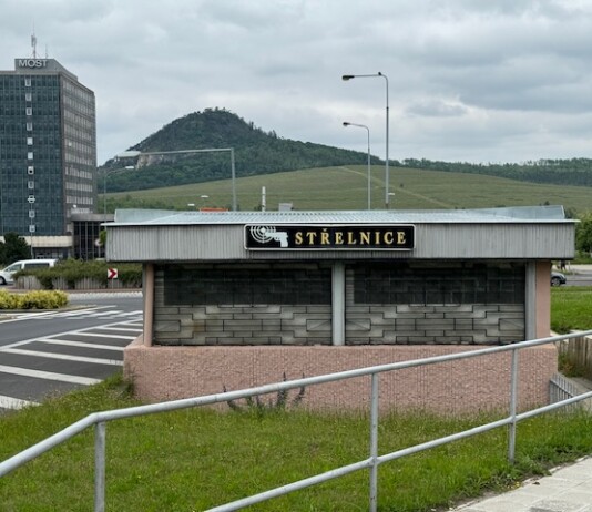 Mostecká střelnice v podchodu má nové majitele