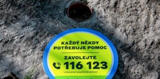 Nové cedule u tratí mají odradit sebevrahy