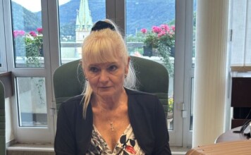 Je jí 74 let a zazářila zazářila na závodech v krasobruslení v Německu
